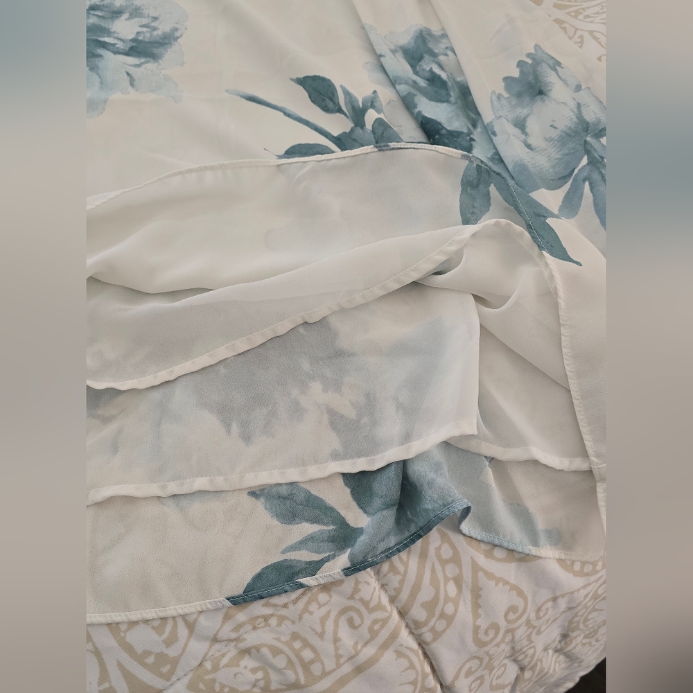 Beautiful Floral Alfani Career / Dress Blouse - Picture 4 of 9